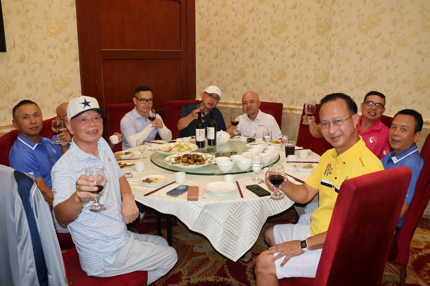 Members around a table talking over the day’s round