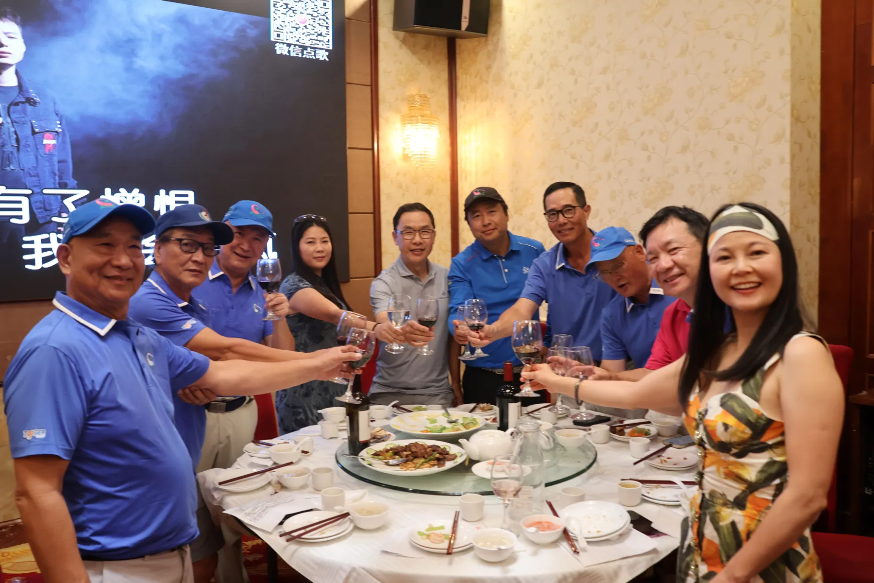 Members toasting one another at dinner