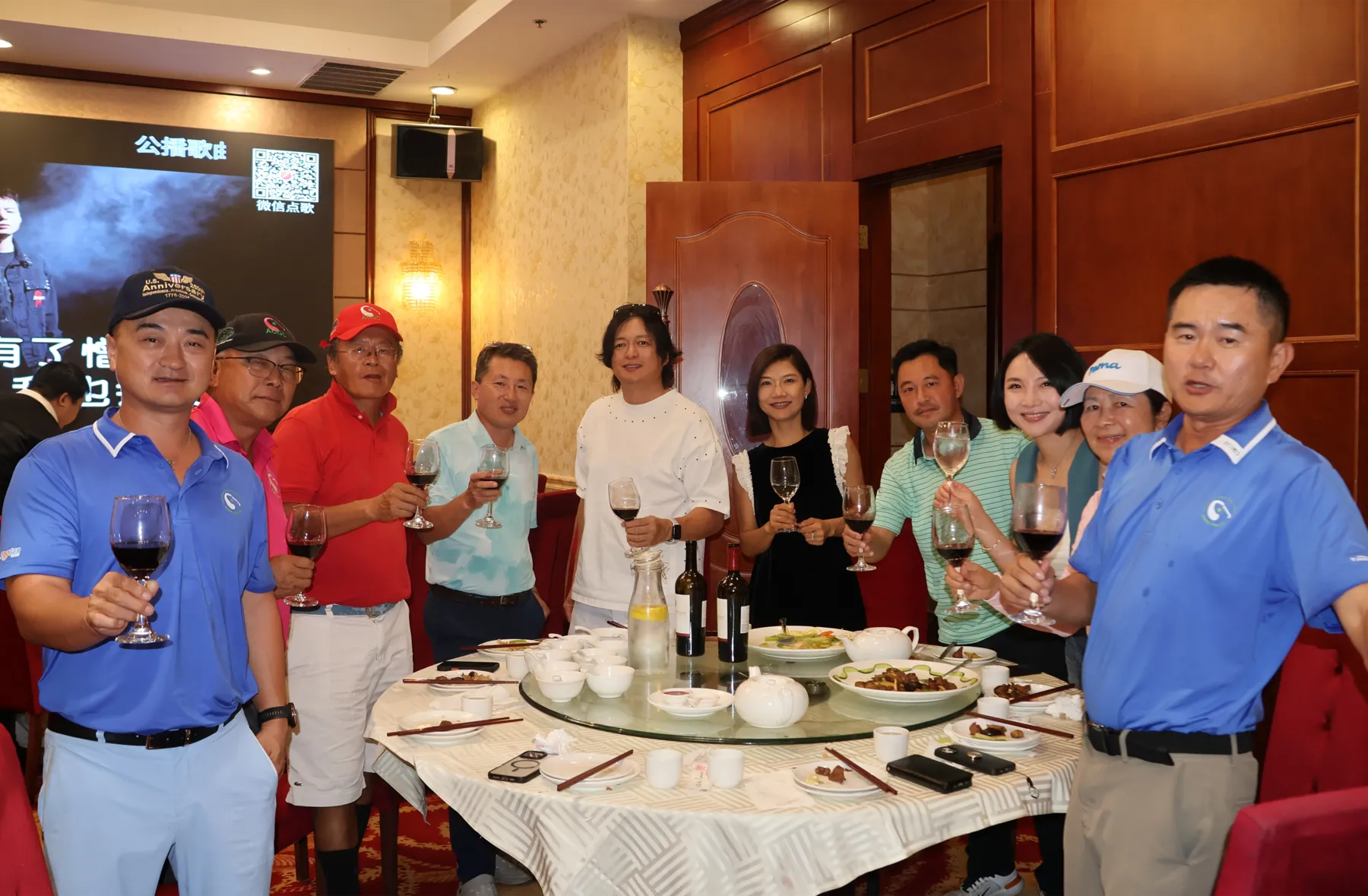 A cheerful moment at the post-round dinner
